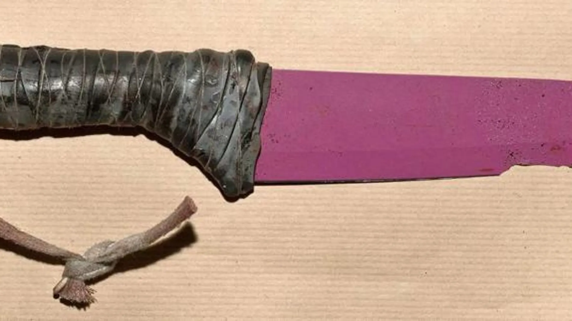 Los agresores llevaban un cuchillo de cerámica de color rosa con una hoja de 30 centímetros de longitud y una banda de cuero en la empuñadura