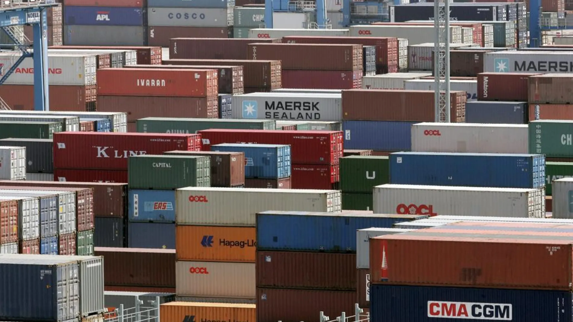 Vista general de contenedores apilados en el puerto de Ningbo, al este de China