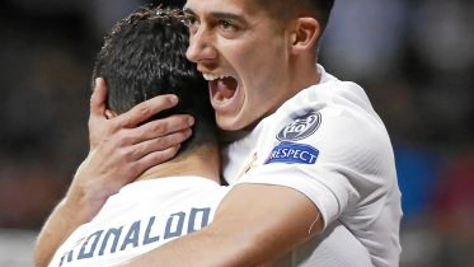 Lucas Vázquez y Cristiano celebran el primer gol del encuentro