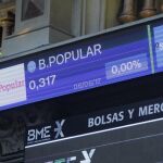 Panel informativo de la Bolsa de Madrid en el día de la compra del Popular por el Santander.
