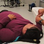 Un enfermo de esclerosis recibe rehabilitación.