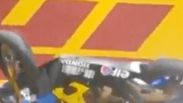 Jack Miller se fue contra el muro, la moto quedó destrozada, pero a él no le pasó nada