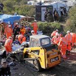 Los operarios empezaron ayer la demolición del campamento de Calais