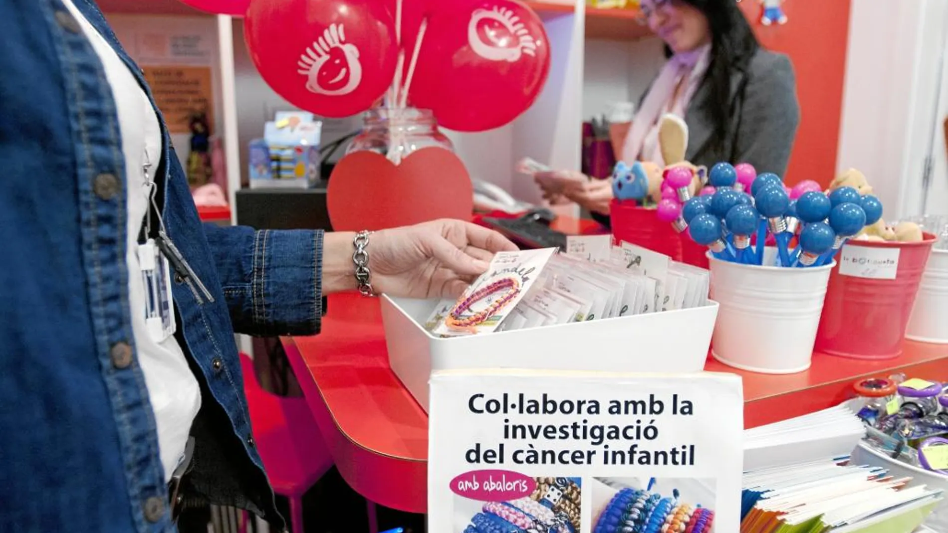 La pulsera solidaria es una de las iniciativas emprendidas por las familias para recaudar fondos