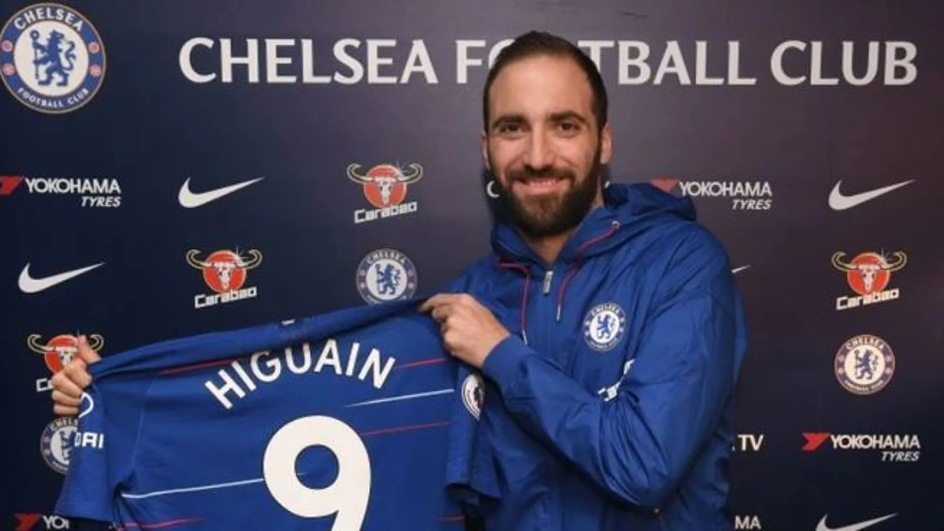 Higuaín posa con su nueva camiseta