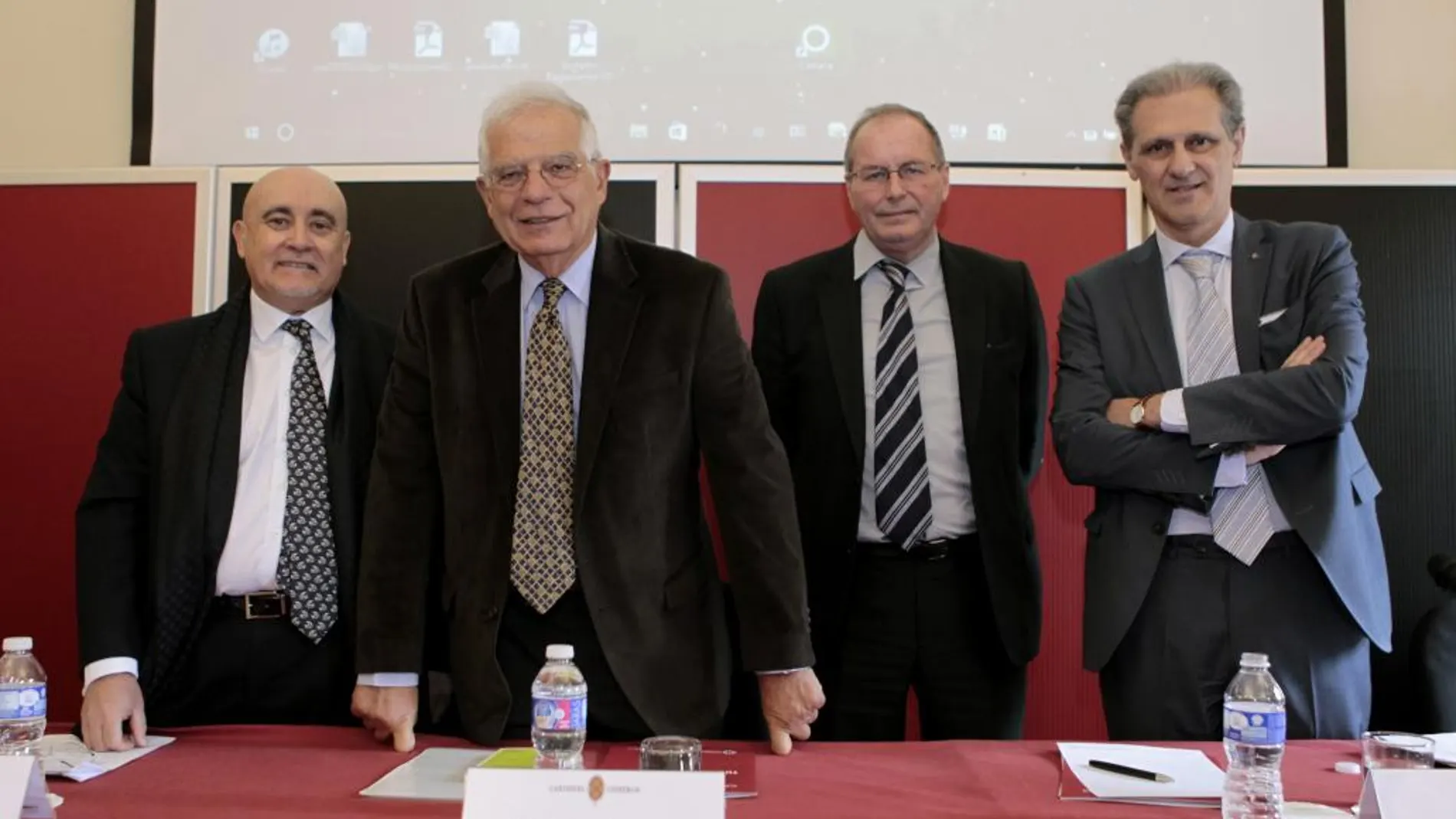 El expresidente del Parlamento europeo y exministro socialista Josep Borrell (2i) y el agregado económico de la Embajada británica en España, William Murray (2d), junto al profesor Rafael Flores de Frutos (i) y José Manuel González Huesa