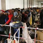 Decenas de Inmigrantes hacen cola en Berlín para registrarse.