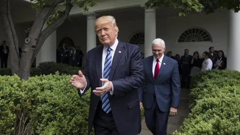 Donald J. Trump (i), acompañado por el vicepresidente de Estados Unidos, Mike Pence (d), y legisladores, celebran votación en la Cámara para rechazar y reemplazar el programa de salud Obamacare