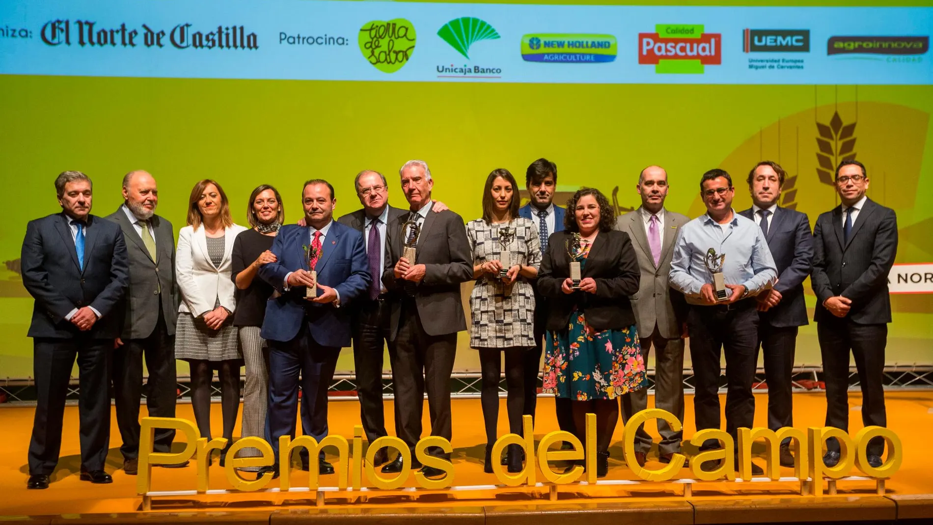 Foto de familia de la V edición de los Premios del Campo de El Norte de Castilla con la presencia de Herrera, Marcos, Barcones, Royo Villanueva y De las Heras