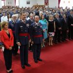 Felip VI preside los actos conmemorativos junto al general jefe del Estado Mayor del Ejército del Aire, Javier Salto; el coronel jefe de la Academia Básica del Aire, Juan Ángel Treceño; y la ministra de Defensa, Dolores de Cospedal. Detrás, Herrera, Silvia Clmente, María José Salgueiro, Amilivia, Martínez Majo y Antonio Silván, entre otros