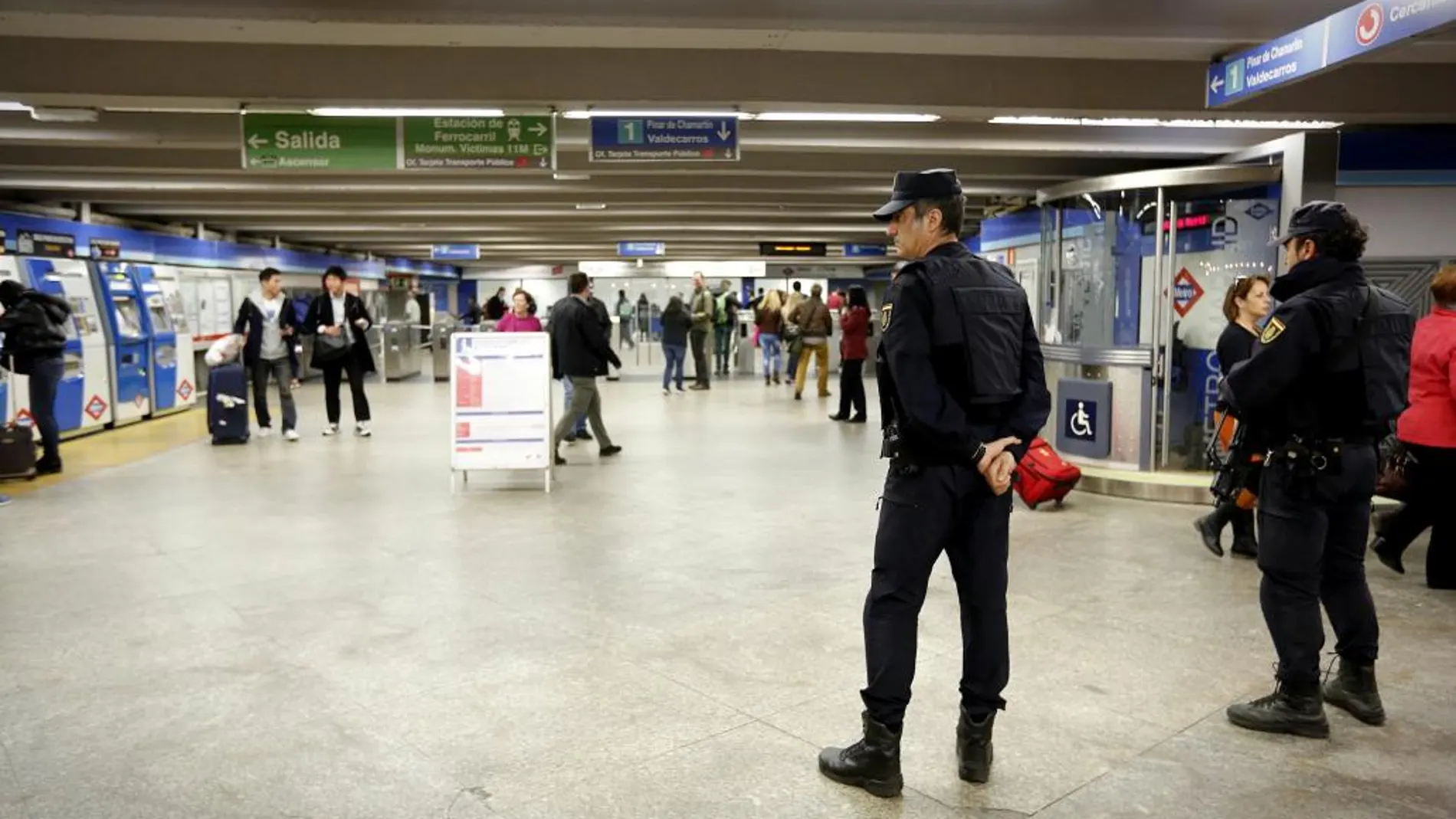 Policía Nacional en el Metro de Madrid