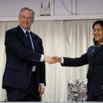 El presidente Ejecutivo de Google, Eric Schmidt (2i), y la presidenta de la Empresa Estatal de Telecomunicaciones de Cuba (Etecsa), Mayra Arevich Marín (2d), posan tras firmar un acuerdo en La Habana (Cuba), para mejorar la velocidad de acceso a la internet en la isla