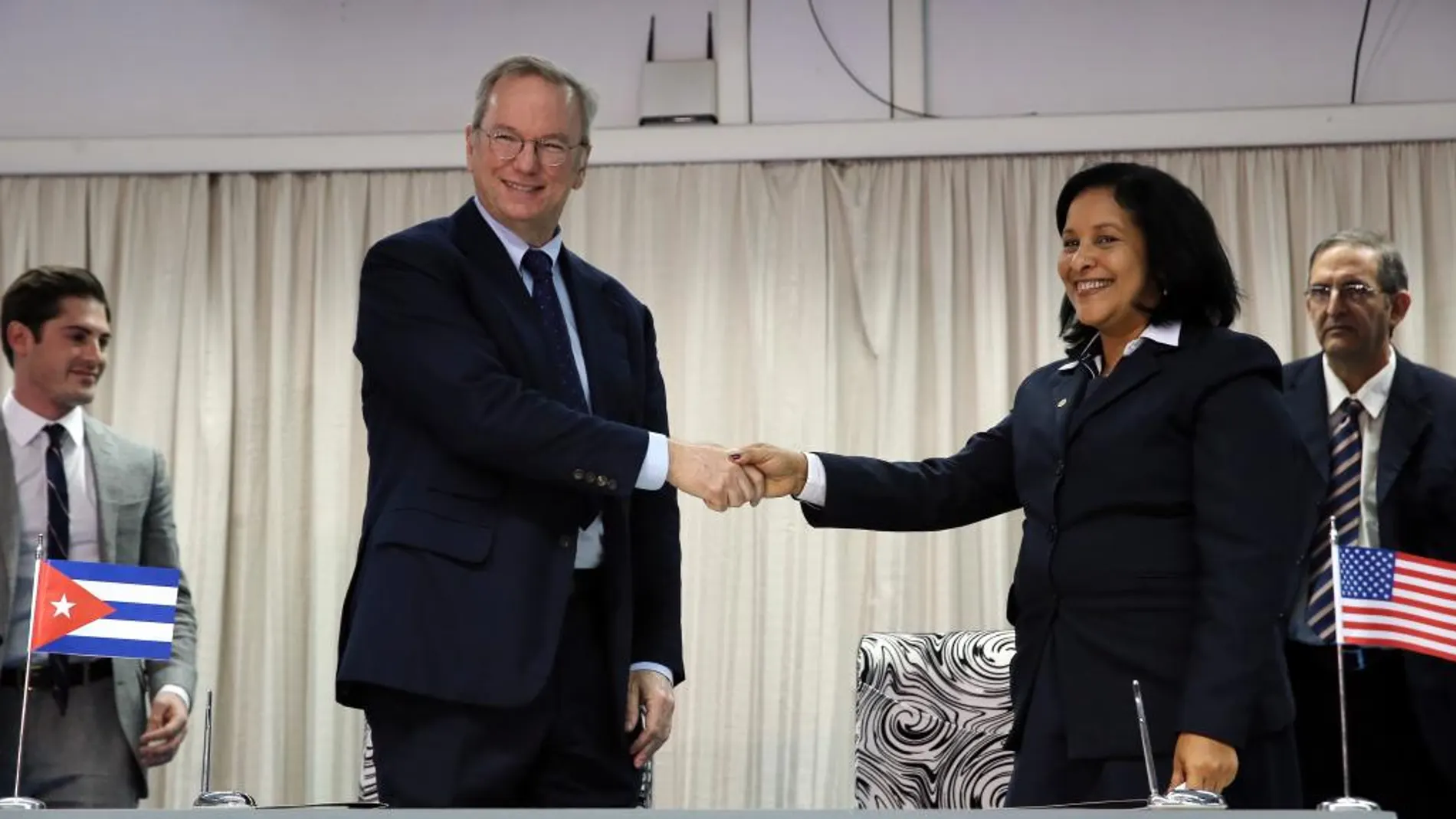 El presidente Ejecutivo de Google, Eric Schmidt (2i), y la presidenta de la Empresa Estatal de Telecomunicaciones de Cuba (Etecsa), Mayra Arevich Marín (2d), posan tras firmar un acuerdo en La Habana (Cuba), para mejorar la velocidad de acceso a la internet en la isla