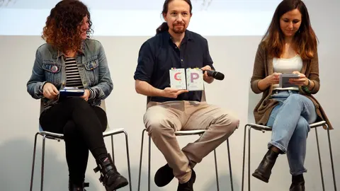 La diputada de Unida Podemos, Sofía Castañón, la única mujer de la formación que no está en el Gobierno, junto a Pablo Iglesias e Ione Belarra