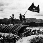 Un soldado vietnamita celebra la conquista de una base francesa