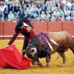 Profundo derechazo de El Cid al quinto toro de las Ramblas