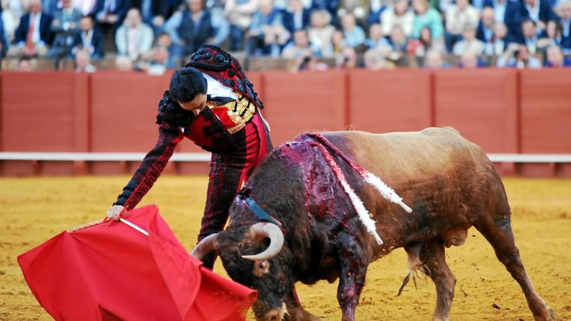 Profundo derechazo de El Cid al quinto toro de las Ramblas