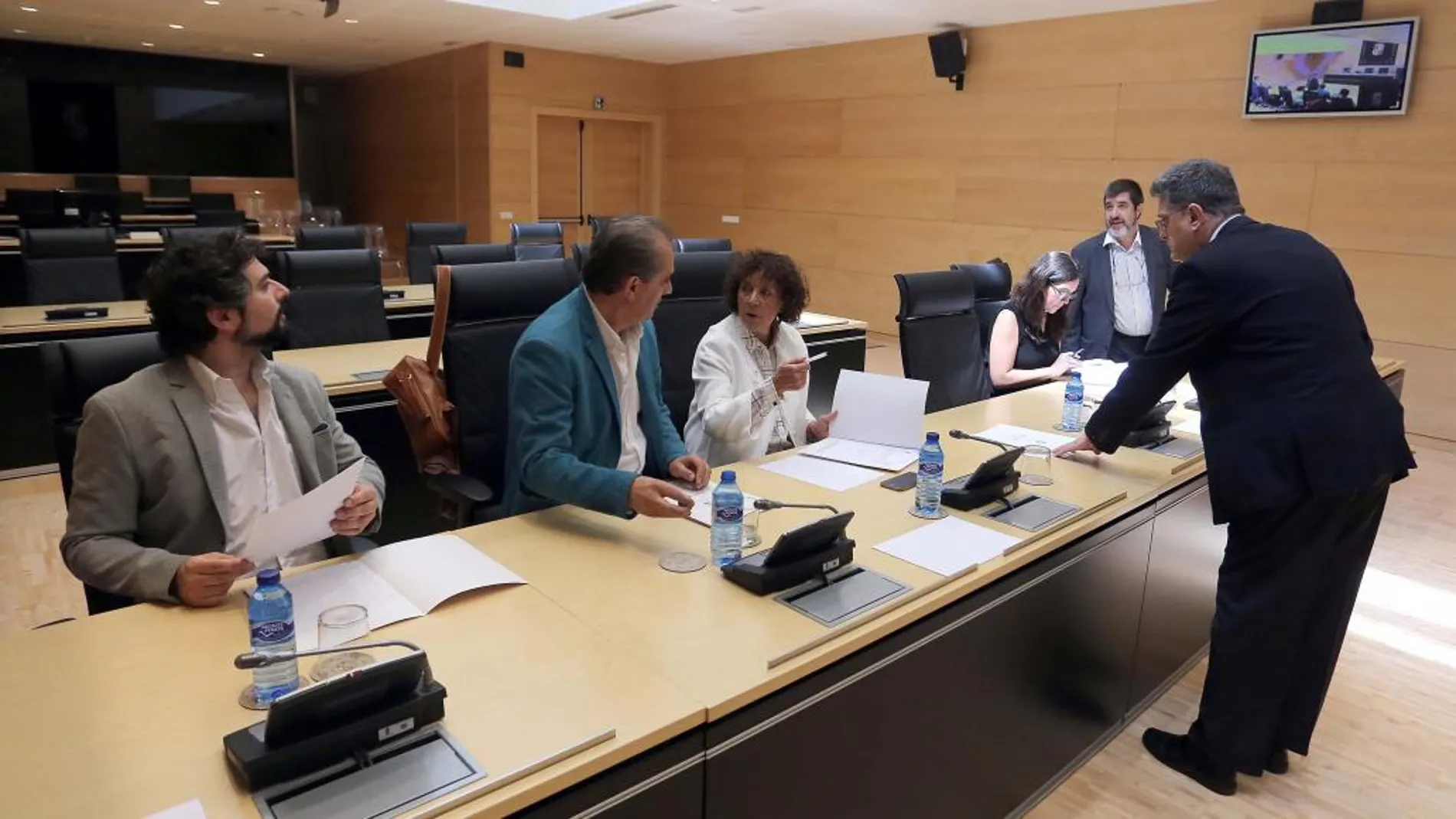 Reunión de los procuradores que forman parte de la comisión de investigación, ayer en el Parlamento regional