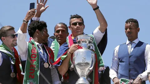 Cristiano Ronaldo posa con la Eurcopa que ganó Portugal en 2016