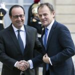 El presidente francés, François Hollande, recibe al presidente del Consejo Europeo, Donald Tusk, a su llegada al Palacio del Elíseo en París