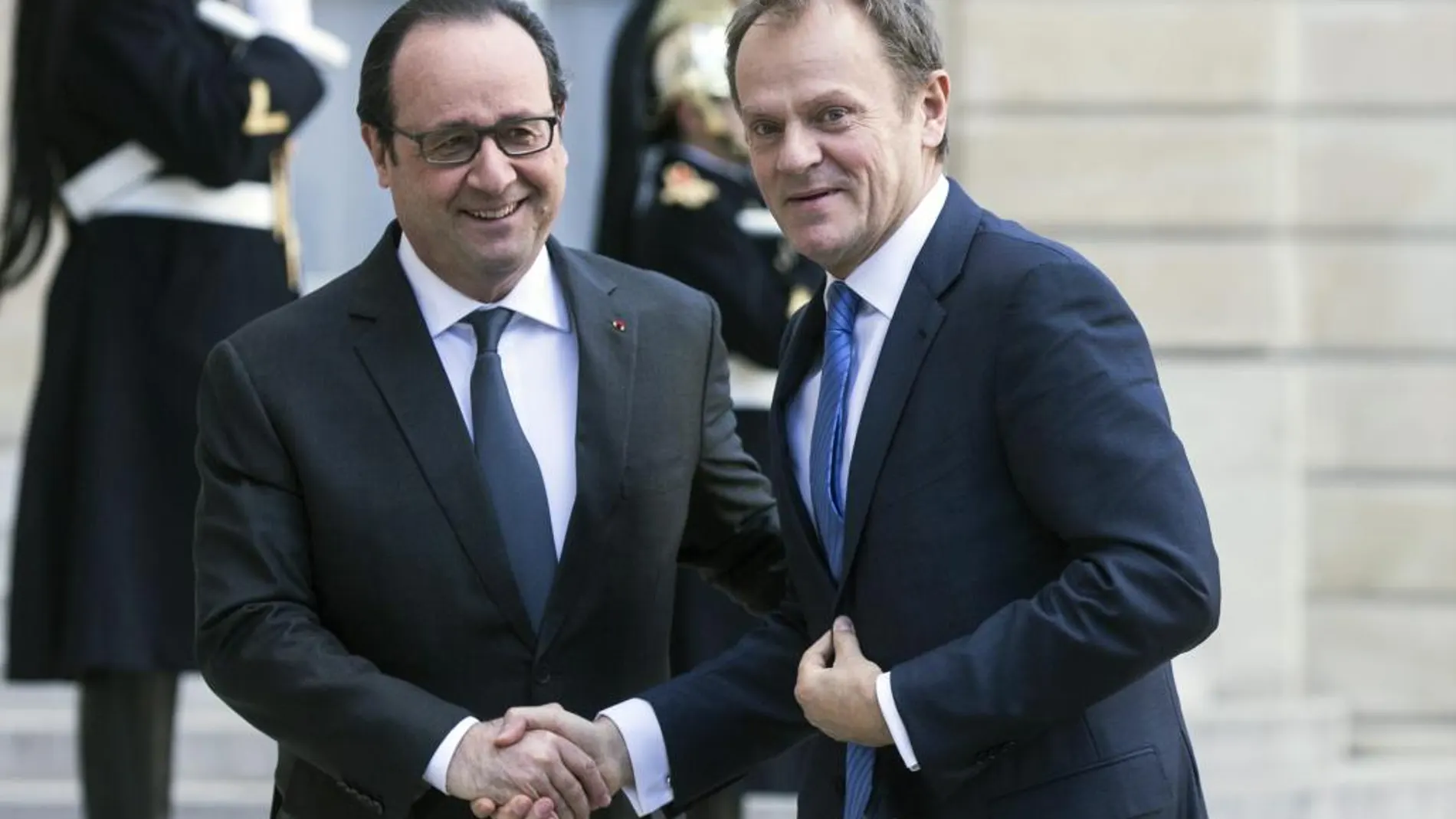 El presidente francés, François Hollande, recibe al presidente del Consejo Europeo, Donald Tusk, a su llegada al Palacio del Elíseo en París