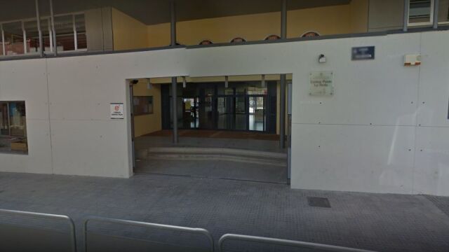 Fachada del colegio público La Roda