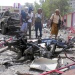 Yemeníes inspeccionan el lugar donde se produjo el atentado con coche bomba, ayer, en Adén