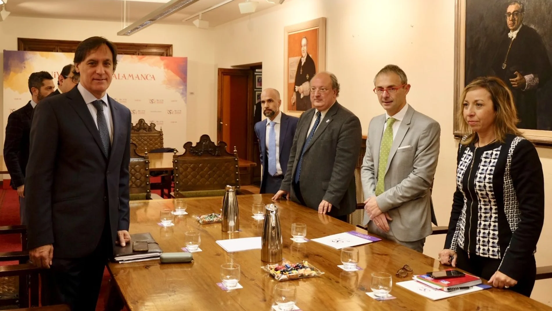 El alcalde, Carlos García Carbayo, y el rector de Salamanca, Ricardo Rivero, junto a sus equipos, mantienen su primera reunión institunacional para avanzar en nuevos acuerdos