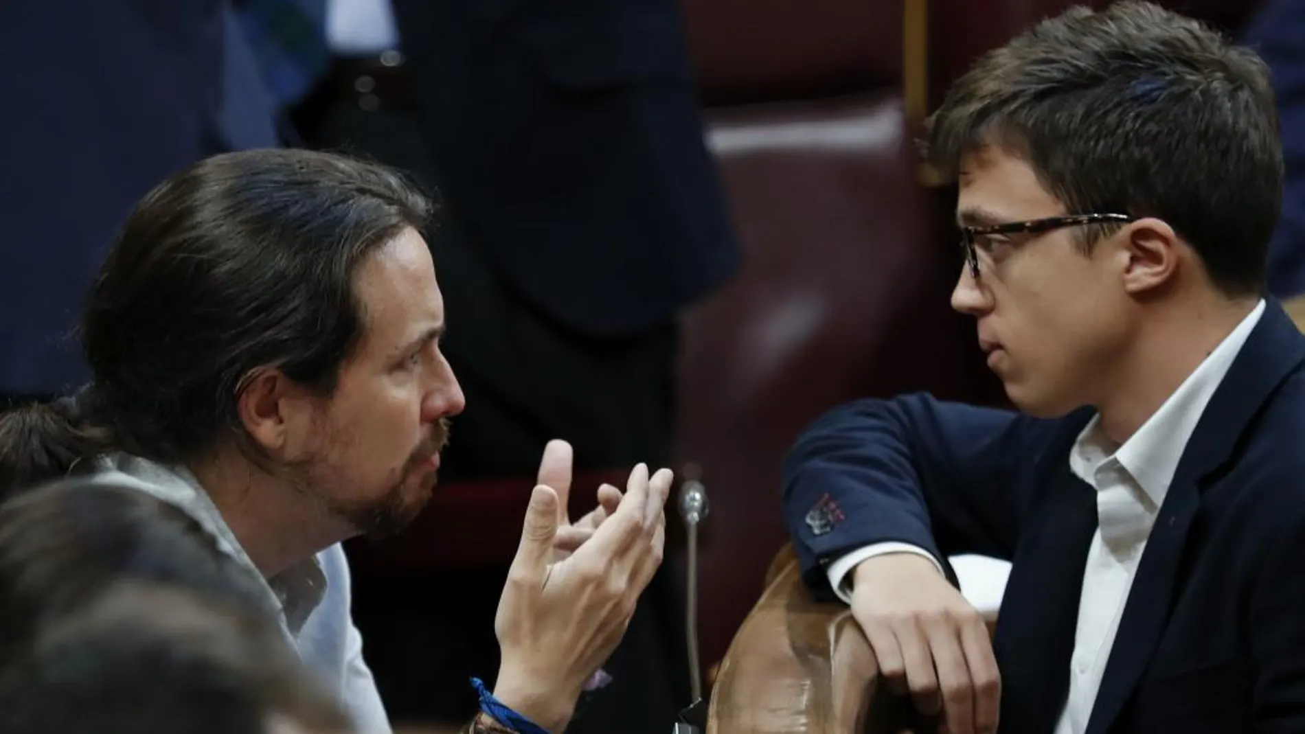 El líder de Podemos, Pablo Iglesias habla con Íñigo Errejón