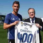 Florentino Pérez hace entrega a Cristiano Ronaldo de la camiseta conmemorativa de los 400 goles.