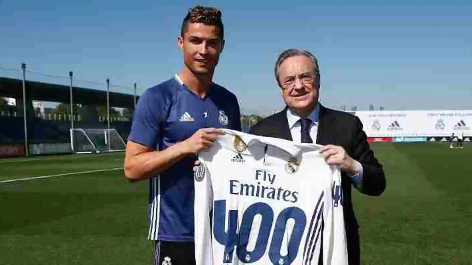 Florentino Pérez hace entrega a Cristiano Ronaldo de la camiseta conmemorativa de los 400 goles.