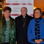 La rectora y la presidenta del Consejo de la UCAV, M. del Rosario Sáez Yuguero y Lydia Jiménez acompañan a Jesús García Burillo