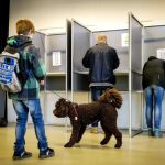 Varias personas acuden a un colegio electoral para ejercer su derecho al voto