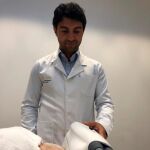 El Dr. Salvatore Pagano, aplicando el tratamiento / Foto: La Razón
