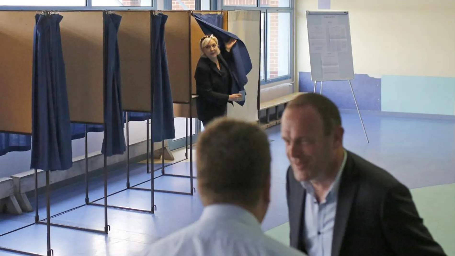 La líder del Frente Nacional, Marine Le Pen, tras emitir su voto ayer