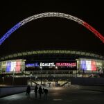 El estadio de Wembley con los colores de la bandera francesa