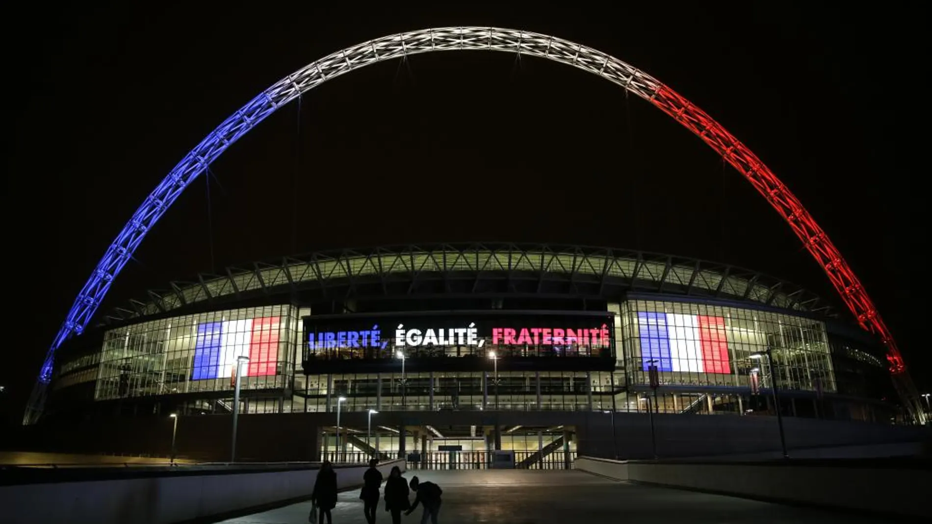 El estadio de Wembley con los colores de la bandera francesa