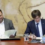 El presidente de la Generalitat, Carles Puigdemont, junto Oriol Junqueras durante la última reunión ordinaria antes de las vacaciones de verano