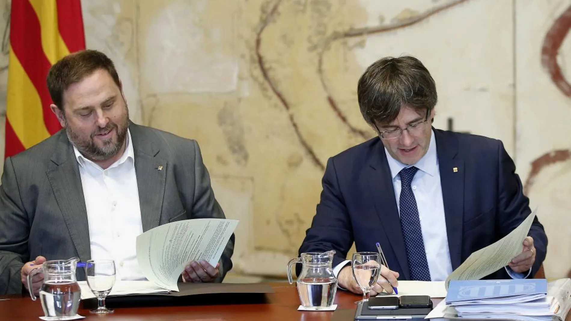 El presidente de la Generalitat, Carles Puigdemont, junto Oriol Junqueras durante la última reunión ordinaria antes de las vacaciones de verano