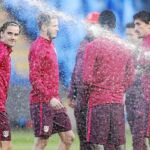 Los jugadores del Atlético, durante el entrenamiento de ayer en el King Power Stadium