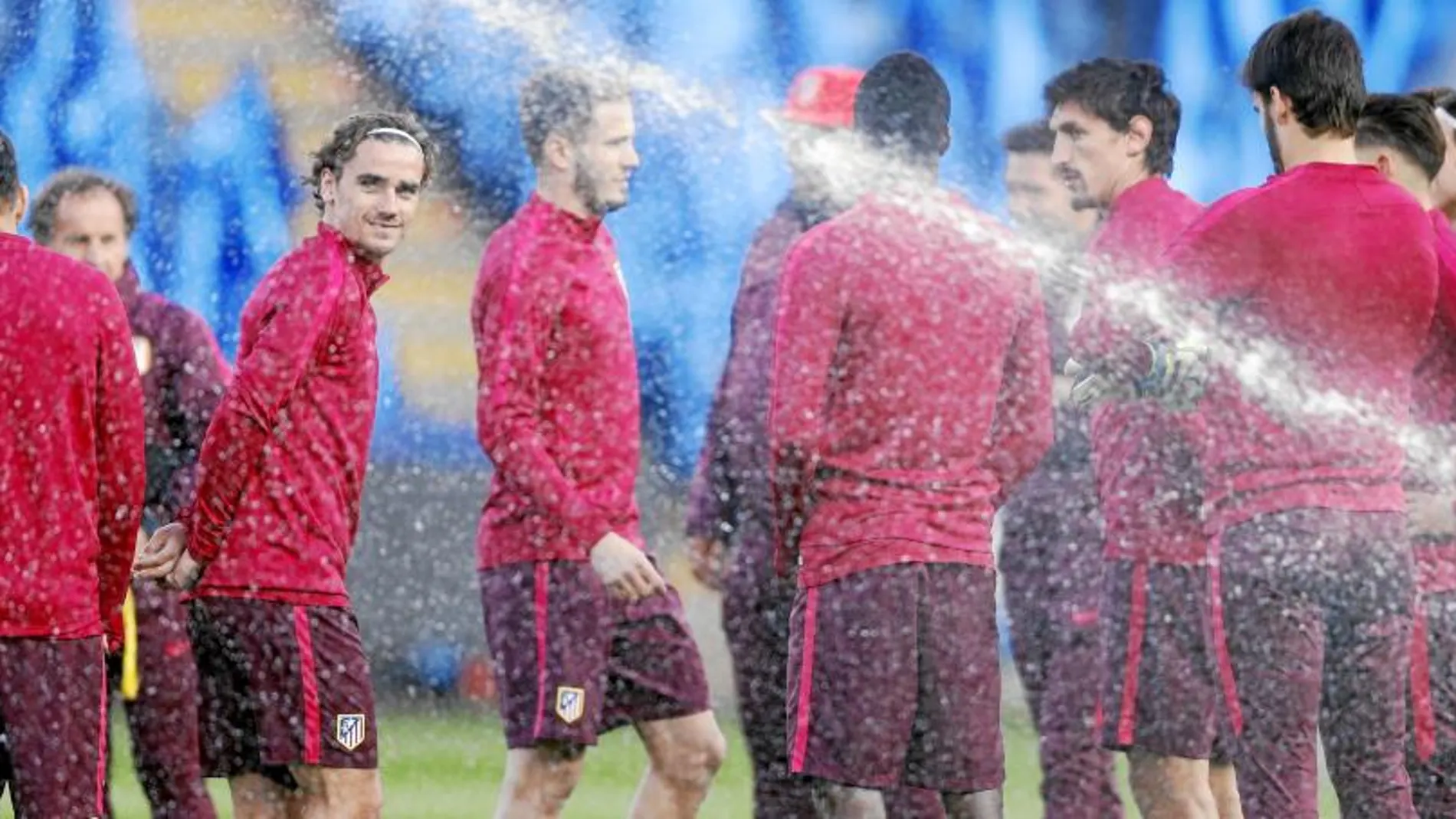 Los jugadores del Atlético, durante el entrenamiento de ayer en el King Power Stadium