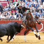 Diego Ventura banderilleando a su primer toro de la tarde, en la Real Maestranza de Sevilla, ayer