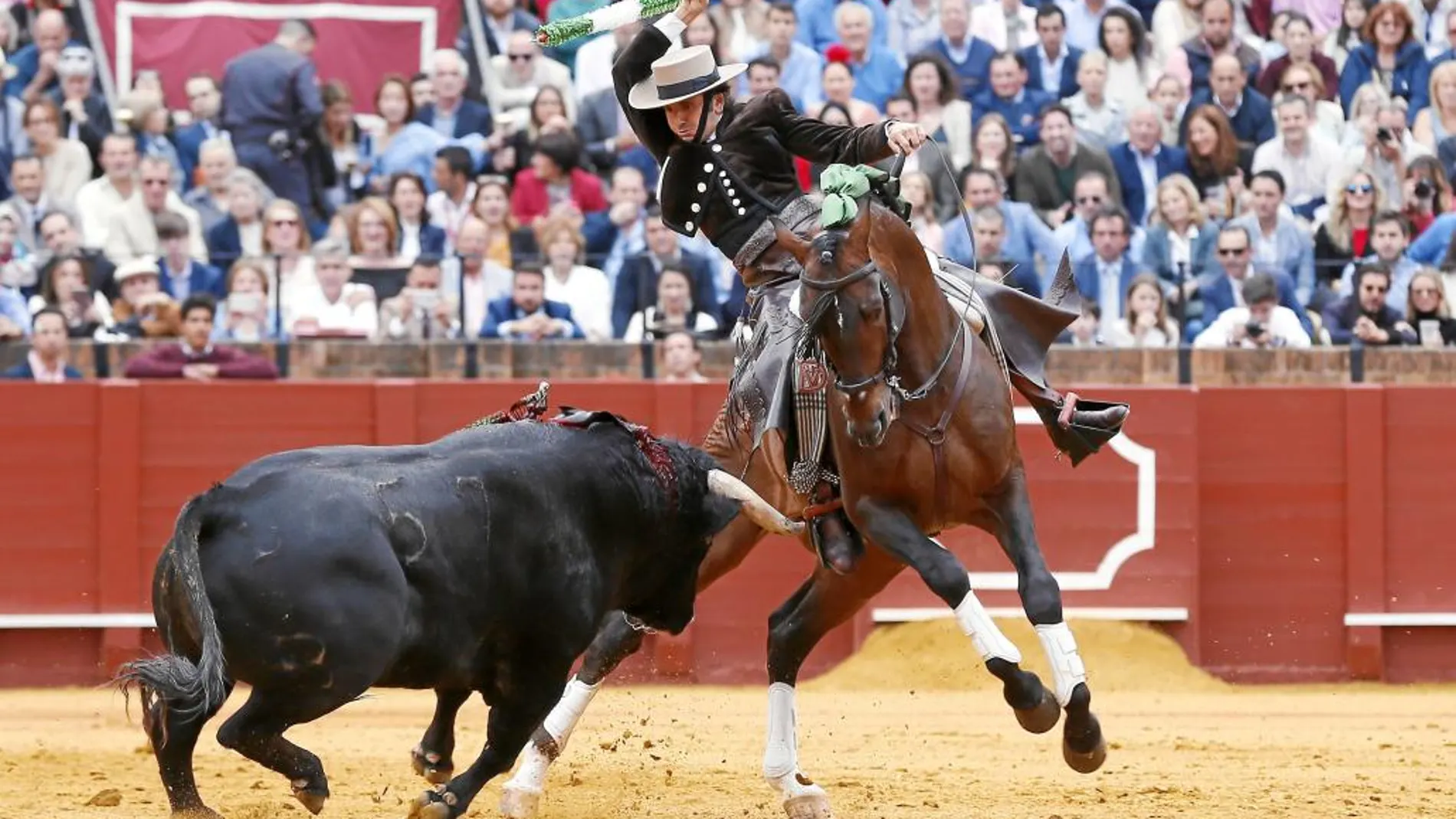 Diego Ventura banderilleando a su primer toro de la tarde, en la Real Maestranza de Sevilla, ayer