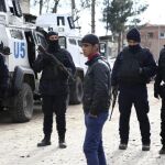 Fuerzas de seguridad turcas en el lugar del atentado con coche bomba en la comisaría de policía