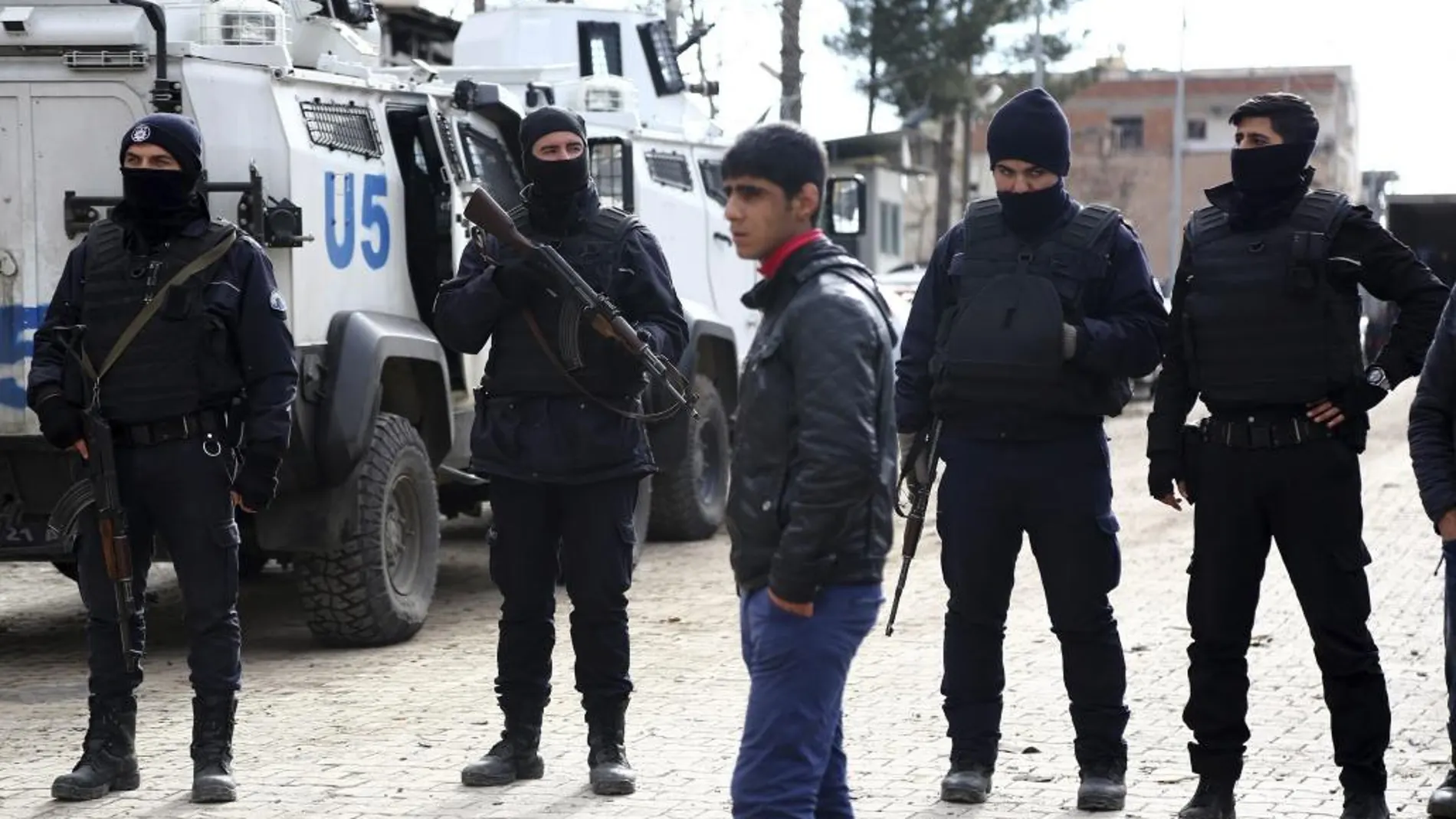 Fuerzas de seguridad turcas en el lugar del atentado con coche bomba en la comisaría de policía
