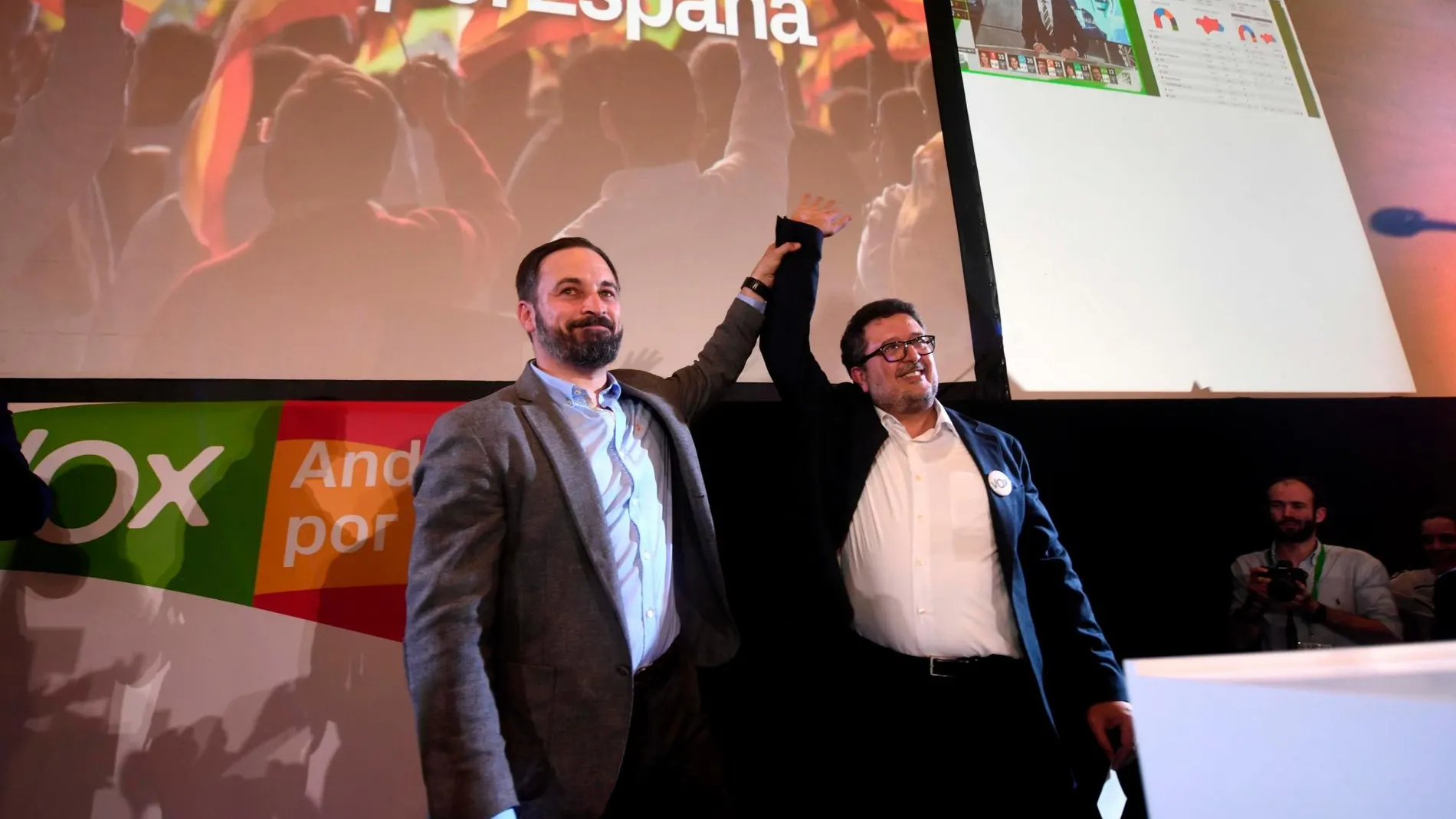 Santiago Abascal (i), y el candidato a la presidencia de la Junta de Andalucía, Francisco Serrano, tras conocer los resultados en las elecciones andaluzas / EFE