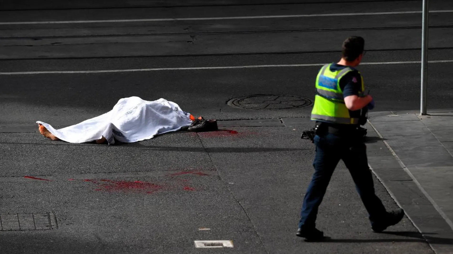 El cadáver de una víctima yace sobre el asfalto después de que un hombre armado con un cuchillo atacase a varias personas en la calle Bourke de Melbourne (Australia)