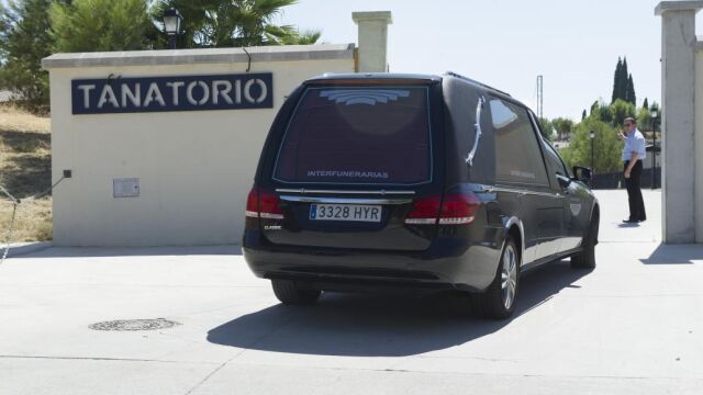El coche de la funeraria con los restos mortales de Ana Huete, la joven de 27 años fallecida hace una semana en Illica en el terremoto de Italia