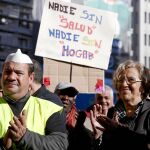 Carmena, ayer, con el colectivo «Nadie sin Hogar»