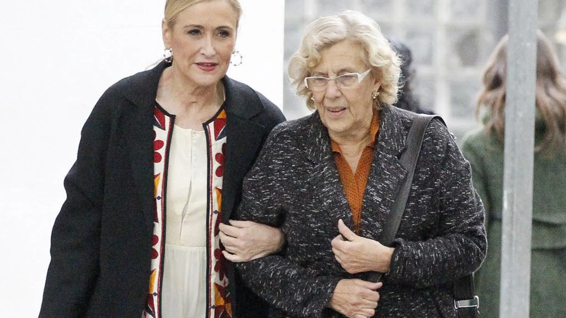 Cristina Cifuentes y Manuela Carmena, tras el almuerzo de trabajo